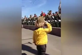 庄重！俄罗斯红场阅兵仪式上小正太的致敬图片