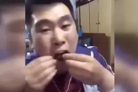 网友自拍生吞活蛇，这勇气也是没谁了。图片