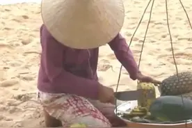 菠萝小贩削菠萝最快速的方法，一把刀全搞定，太犀利了！图片