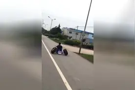 牛人自制三轮车，这辆车保准你没见过，车做成这样就不怕吃胎么？图片