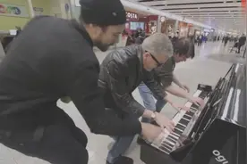 三个陌生男子在伦敦机场的即兴演奏钢琴曲,真是太棒了!图片