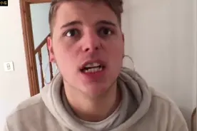 哥哥趁弟弟睡着的时候，把耳环抹上强力胶给弟弟戴上，太坏了！图片