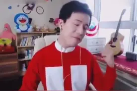 帅小伙翻唱《爱情买卖》英文版，看到歌词眼前一亮图片