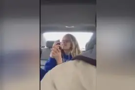 爸爸开车时发现后座的女儿表情怪异，拍了下来，哈哈哈哈！图片
