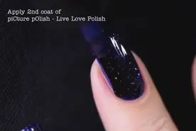 这个视频示范了涂指甲油的正确手法与步骤