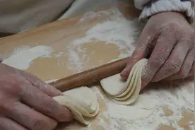 神技能：左右手开工，一下擀十个饺子皮视频封面
