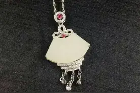 现在戴白玉真的很俗吗？白玉搭银饰碎钻必看！图片