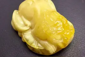 蜜蜡戴久了会变成透明的琥珀吗，答案是绝不会！图片