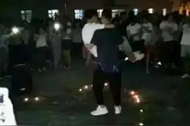 哈尔滨商大上演男男表白？真相原来是这个！图片