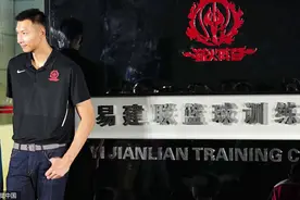 易建联出席篮球训练中心揭牌仪式 一女球迷见到偶像激动落泪图片