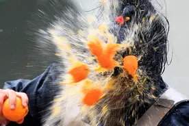 实拍“橙子大战”另类疯狂，打到头破也要嗨图片