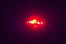 天空悬浮红光闪动，是UFO,还是灯光？图片