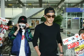 杨幂回港为女儿小糯米庆生刘恺威接机，粉丝：不牵手就是闹离婚？图片