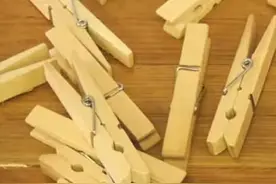 小伙将刀片安装在木衣夹上，结果在制造手工艺品时都少不了它图片