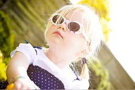 爱美之心差点毁了女儿眼睛 家长可别胡乱给孩子戴这样东西！图片