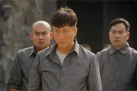 兵王被一群恶霸寻仇，不料他一出手竟吓得恶霸纷纷下跪图片