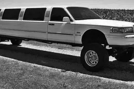 加长版林肯到山地难开怎办？老外把林肯改装成加长版越野林肯图片