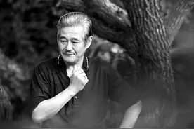 他是农村来的艺人，座驾从几万的夏利换到如今的千万豪车图片