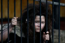 实拍：波兰男女扮原始人住动物园铁笼图片