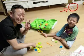 潘长江与外孙小石头表情神同步 网友：潘老师这大福耳要逆天啦图片