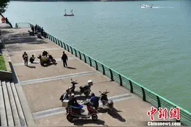 广西市民在水泥地上钓鱼 上鱼瞬间宛如变魔术图片