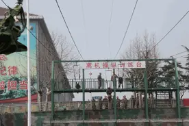 特种兵练跳伞 先把伞衣叠好再说图片
