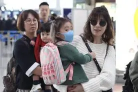 贾静雯带俩女儿现身 低头亲吻咘咘萌娃表情超可爱图片