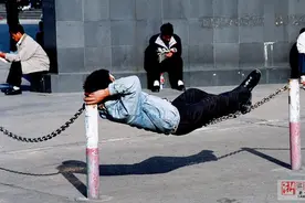 看各地牛人的奇葩睡姿 花样百出辣眼睛图片