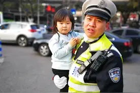 抱2岁女孩过马路的网红交巡警 辖区居民都叫他“暖心大叔”图片