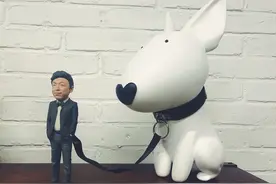 开怼！黄渤晒自己牵牛头梗雕像照 手动颜王孙红雷图片