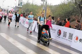 超级奶爸 推着婴儿车跑半程山地马拉松赛图片