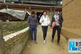 陈蓉钟汉良传递脱贫观念访全村图片