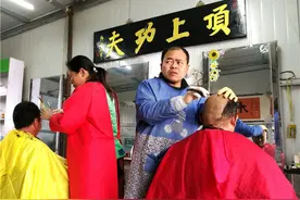漯河一老式理发店生意火爆 刮脸打眼演绎“刀尖传奇”图片