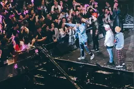 周杰伦演唱会生病失声找师弟帮忙图片