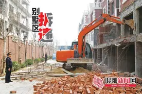 别墅违建太猖狂 临沂一别墅区3起违法搭建被拆除图片