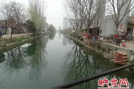 邓州城区：沿刁南干渠两侧居民盼装安全护栏图片