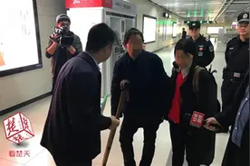 昨天才被处罚今天又被抓 地铁职业乞讨族自曝：最多一天赚三四百图片