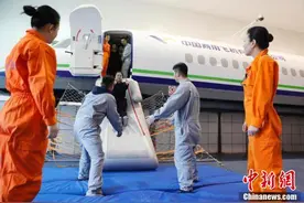 直击ARJ21支线客机客舱乘务员转机型训练图片
