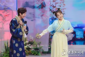 杨蓉梳哪吒头登《快本》cos何炅笑点十足图片