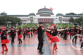 潮到爆炸！重庆大爷大妈组水兵舞舞团，平均年龄50岁以上图片