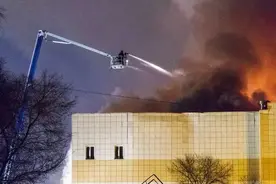 俄商场火起儿童误用打火机？亲历者：有人从4楼跳下求生图片