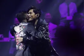 世纪大同框！周杰伦刘德华演唱会合体献唱图片