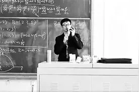 高数老师课间唱《吻别》走红 唱歌后学生上课更认真图片