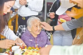 96岁婆婆的开心生日趴图片