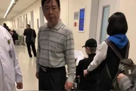 网友医院偶遇李宇春 排练骨关节受伤入院紧急治疗图片