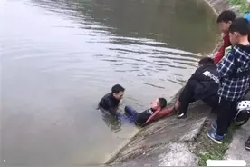 遂宁两男童池塘边抓蝌蚪落水 岸边垂钓者跳水救人图片