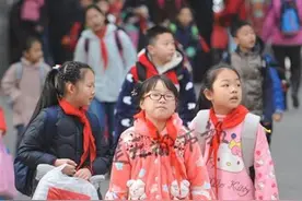 新鲜！学校让孩子们穿睡衣来上课，提醒家长重视孩子睡眠图片