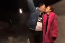 陈奕迅罕见秀恩爱 雪地中搂妻子嘴对嘴亲吻图片