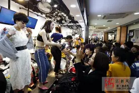 年薪可达50万！杭州穿版模特每天穿脱上千件衣服图片