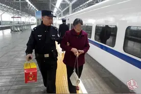 粗心女儿弄丢7旬老母，高铁开车前民警送上车图片